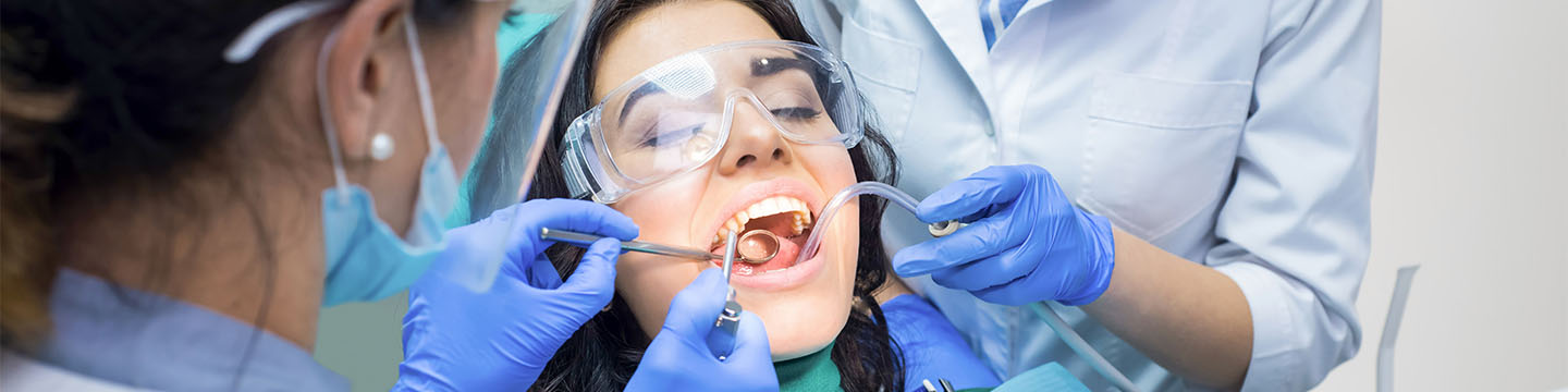 Cerrahi diş operasyonu sırasında bir hasta