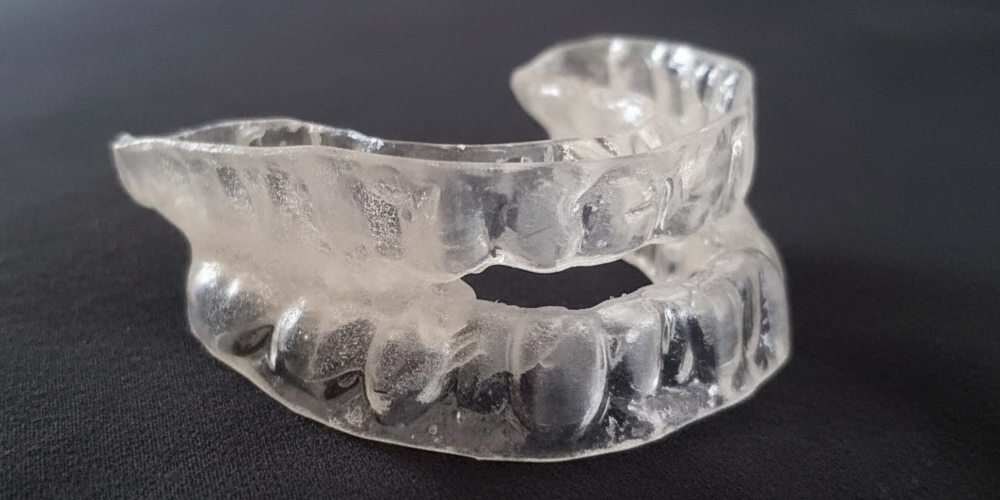 siyaz zemin üzerinde dental horlama apareyi